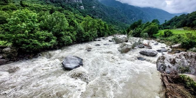 Italien Erdrutsch Fluss Hochwasser