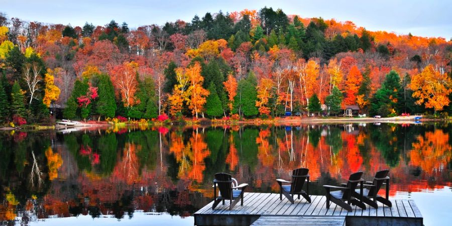 Herbst Kanada Laub Färbung See Holzsteg