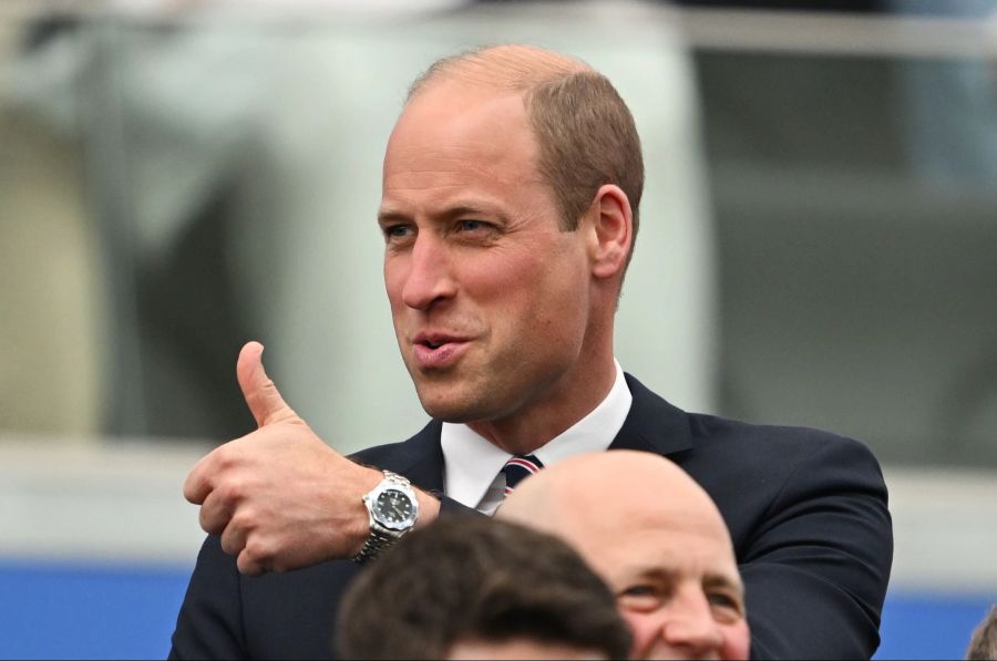 Prinz William unterstützt die Briten im Stadion.