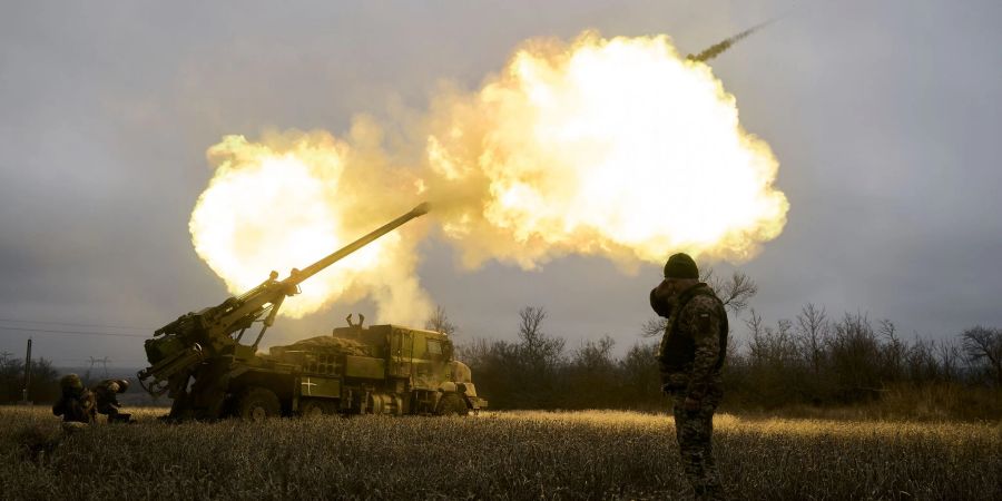 Ukrainische Soldaten feuern eine Panzerhaubitze auf russische Stellungen. Aktuell steht die Umgebung der ostukrainischen Stadt Pokrowsk im Fokus schwerer Kämpfe. (Archivbild)