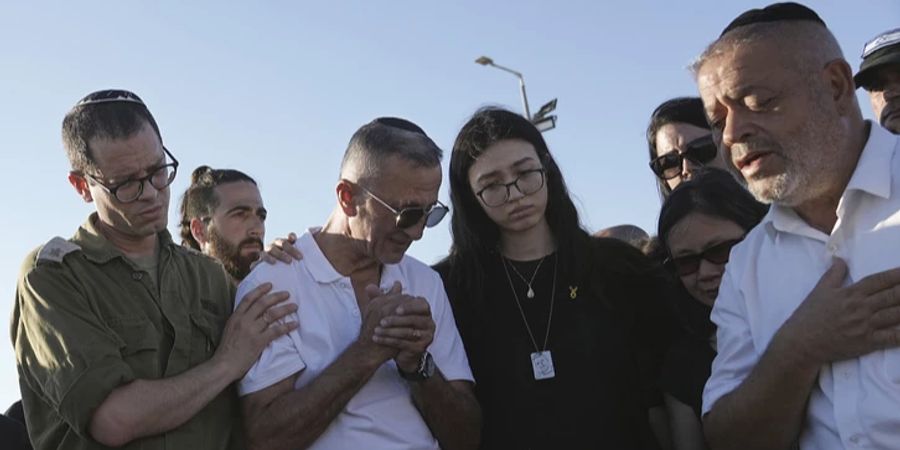 Noa Argamani (Mitte, rechts) nimmt gemeinsam mit ihrem Vater Abschied von ihrer Mutter.
