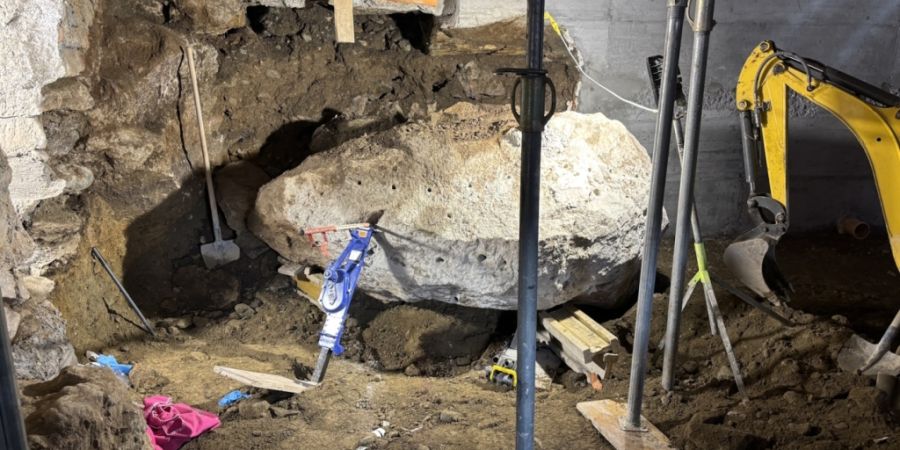 Dieser zwei Kubikmeter grosse Stein klemmte einen Arbeiter ein. Der 37-Jährige wurde dabei schwerst verletzt.