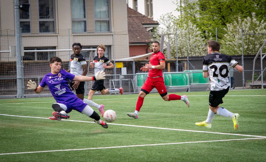 Die Gastgeber entscheiden das Derby mit einem Tor in allerletzter Sekunde.