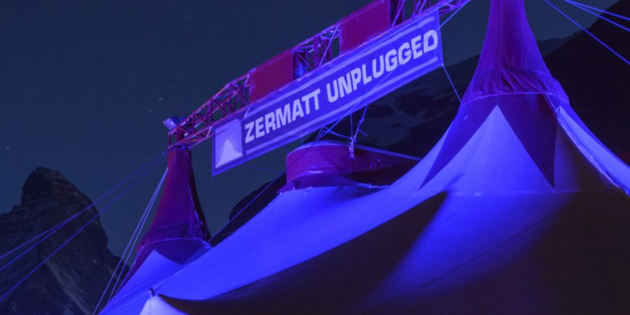 In einem Zelt befindet sich die Hauptbühne des Zermatt Unplugged. (Archivbild)