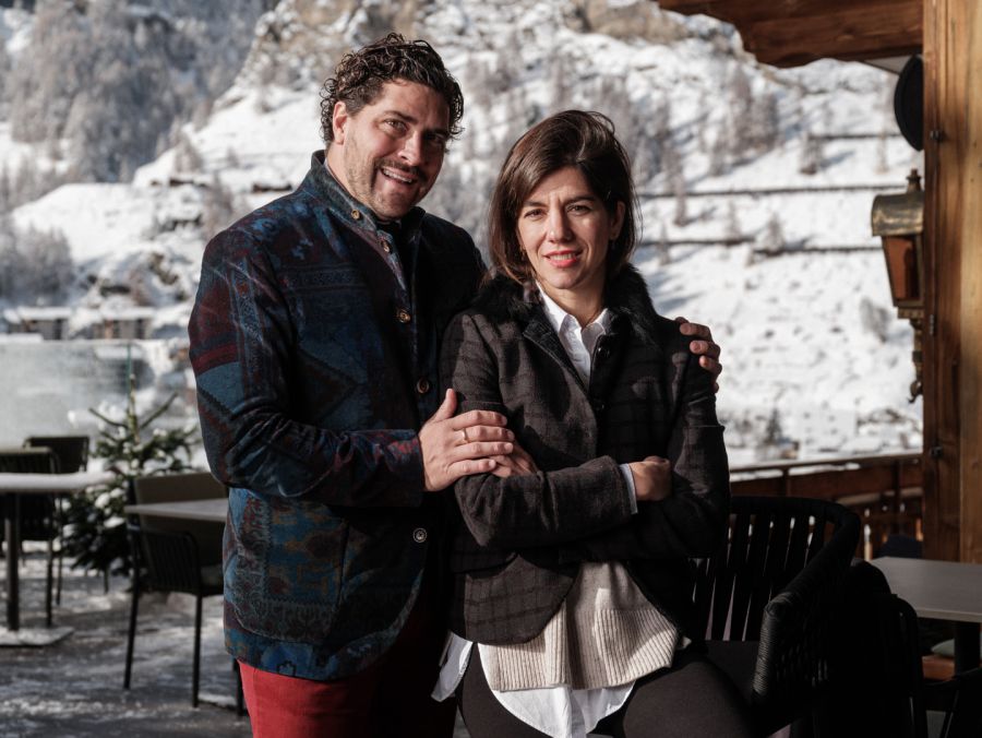 Besitzer Sebastian Metry mit seiner Frau und Direktorin Line Février. Im Hotel Schönegg übernachten jeweils Musiker und Stars vom Zermatt Unplugged.