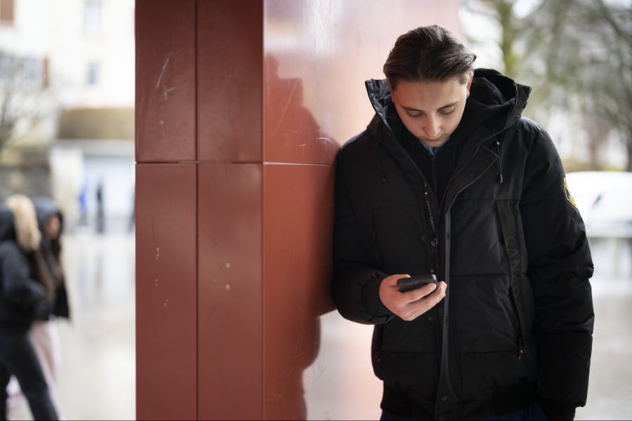 Social Media gehört mittlerweile zum Alltag junger Menschen – doch eine aktuelle Umfrage zeigt nun die Sorgen der Bevölkerung. (Symbolbild)