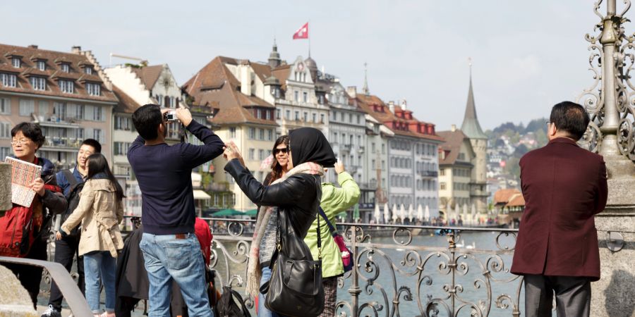 Luzern Brücke Diversität Menschen