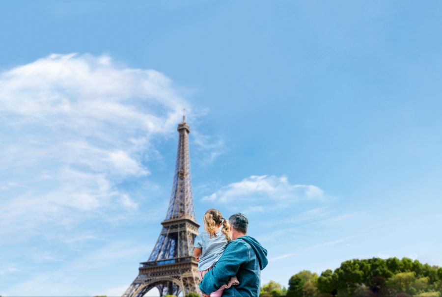 Der 330 Meter hohe Eiffelturm ist das beeindruckende Wahrzeichen von Paris.