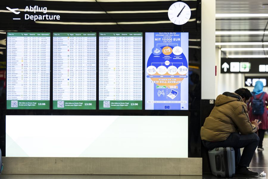 Ein afghanischer Mann ohne Flugticket soll sich unbemerkt durch die Sicherheitskontrolle geschlichen haben – mehrere Festnahmeversuche scheitern. (Symbolbild)