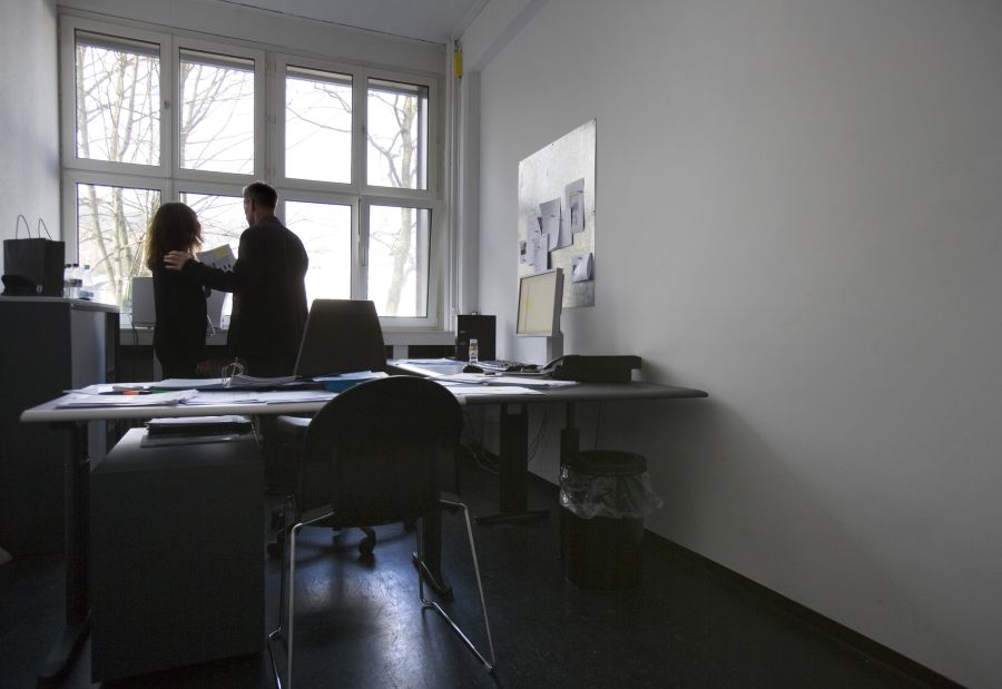 Als der Unternehmer mit dem Vorwurf sexueller Belästigung konfrontiert wird, will der Mann nichts davon wissen. Alle Aussagen seien erfunden.