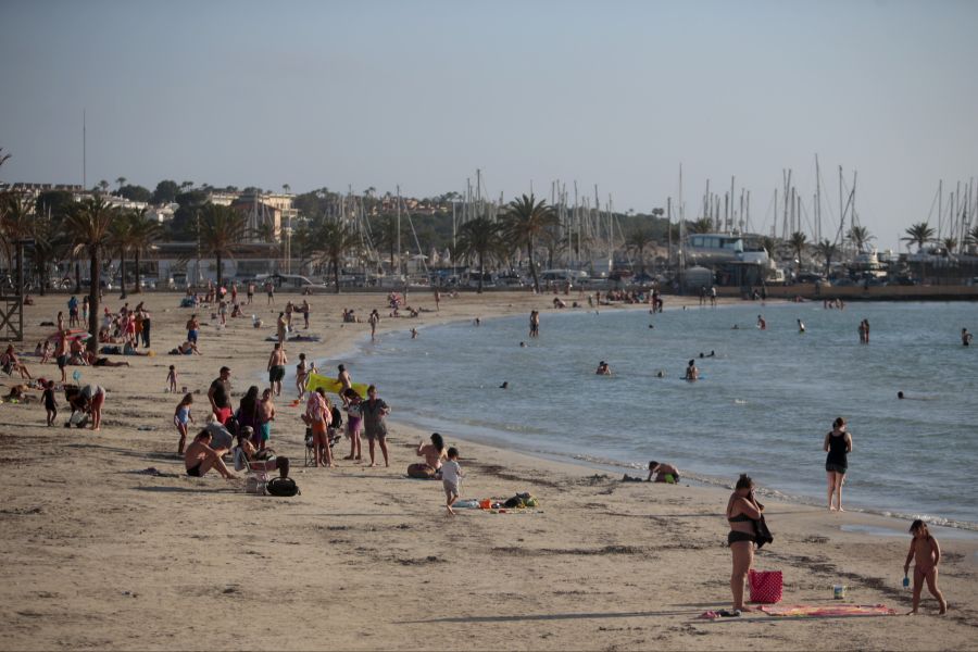 Die Diebe nutzten unter anderem den Umarmungs-Trick  um den Touristen unbemerkt Wertsachen zu stehlen. (Symbolbild)