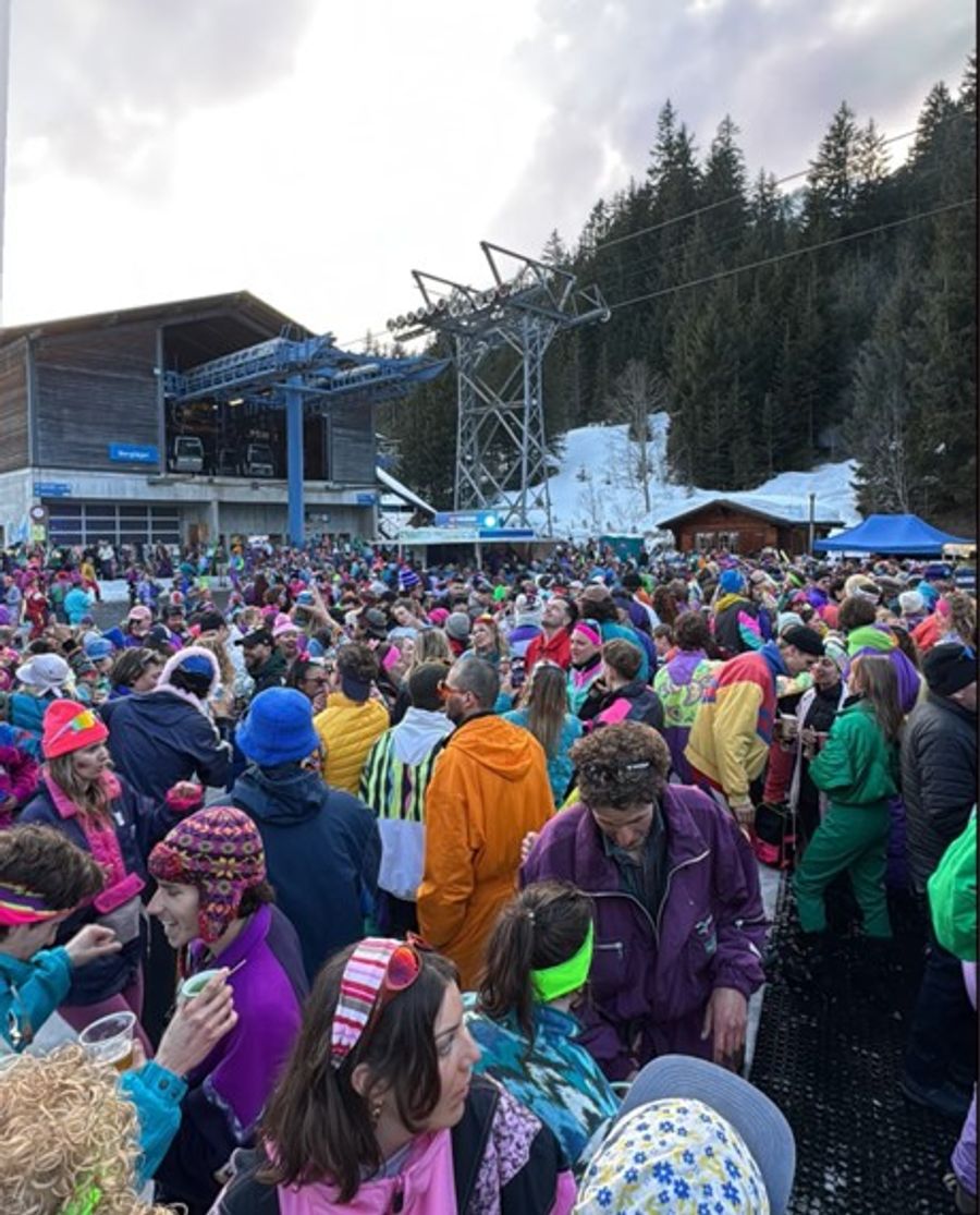 Nach der gemeinsamen Abfahrt wird beim Bergläger weitergefeiert.