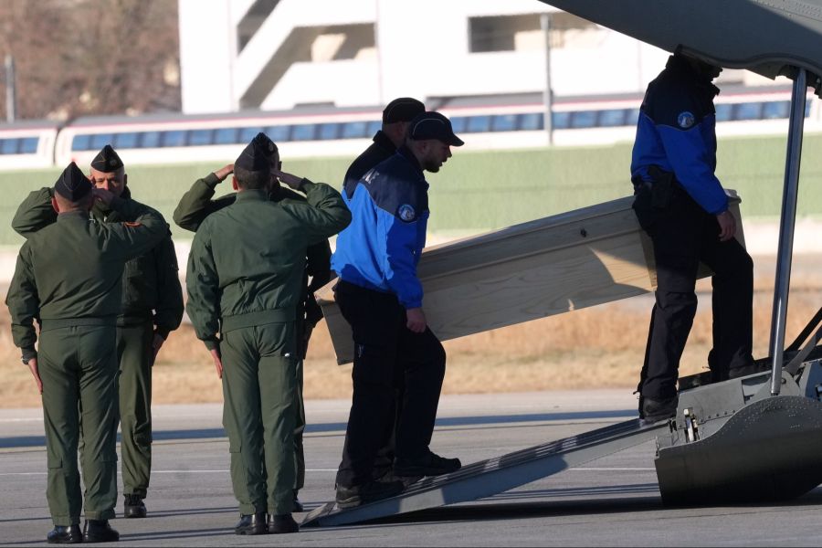 Die Opfer kommen im Sarg in ihrer Heimat an.