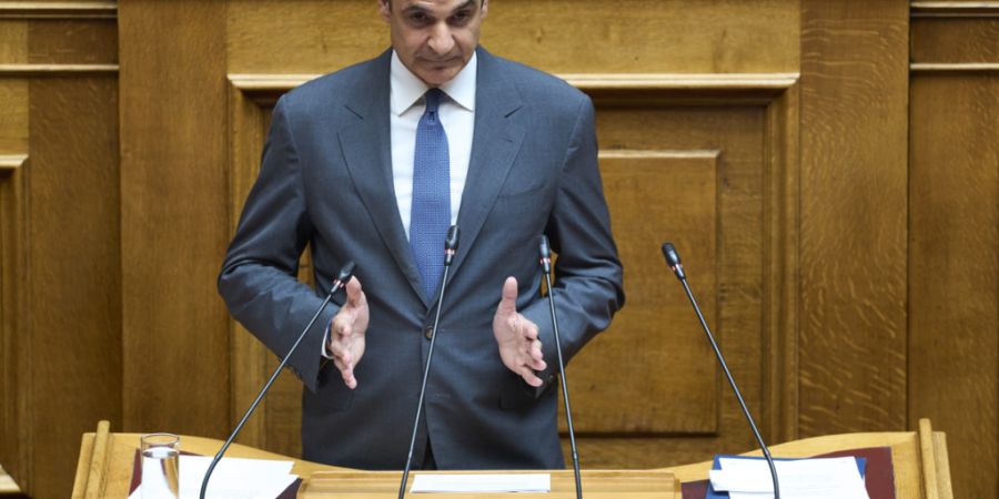 ARCHIV - Der griechische Premierminister Kyriakos Mitsotakis spricht während einer Parlamentssitzung. Foto: Petros Giannakouris/AP/dpa