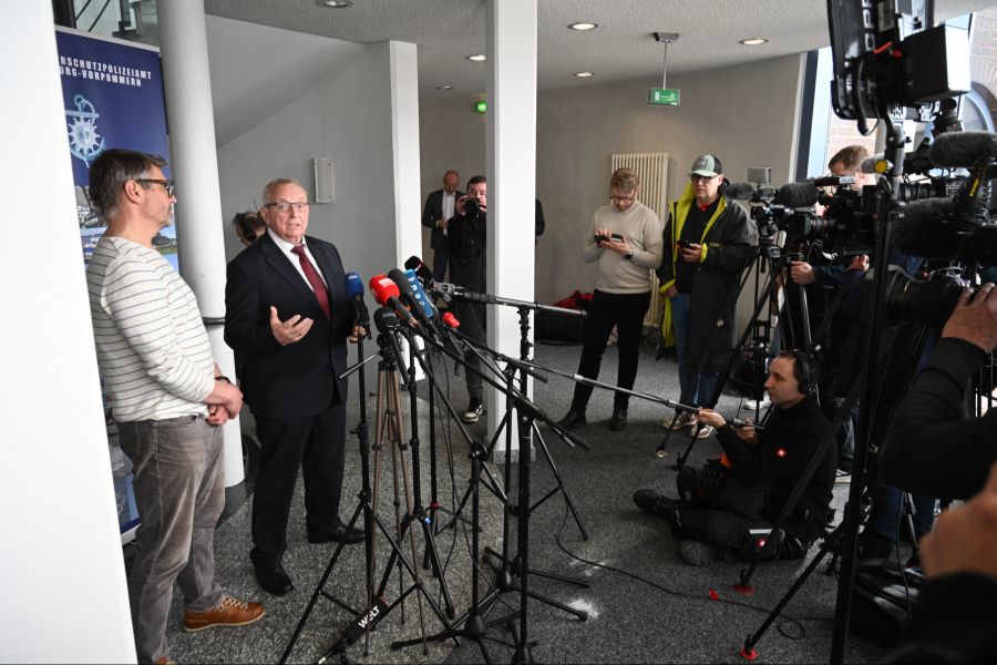 Am Samstag sagte Umweltminister Till Backhaus, dass der Wal verletzt sei, wohl durch Schiffsschrauben.