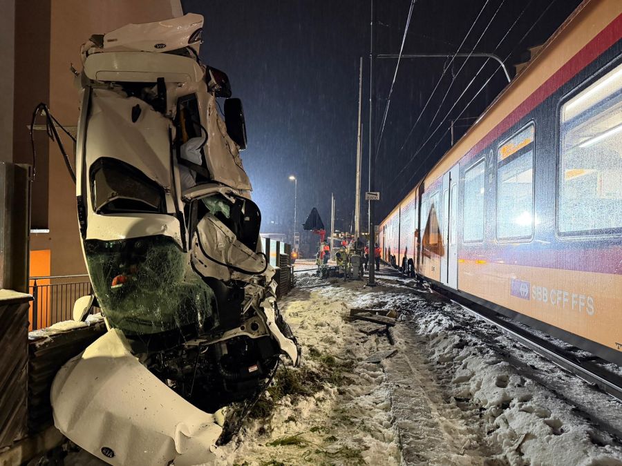 In Wollerau kam es zu einer heftigen Kollision zwischen einem Zug und einem Auto.