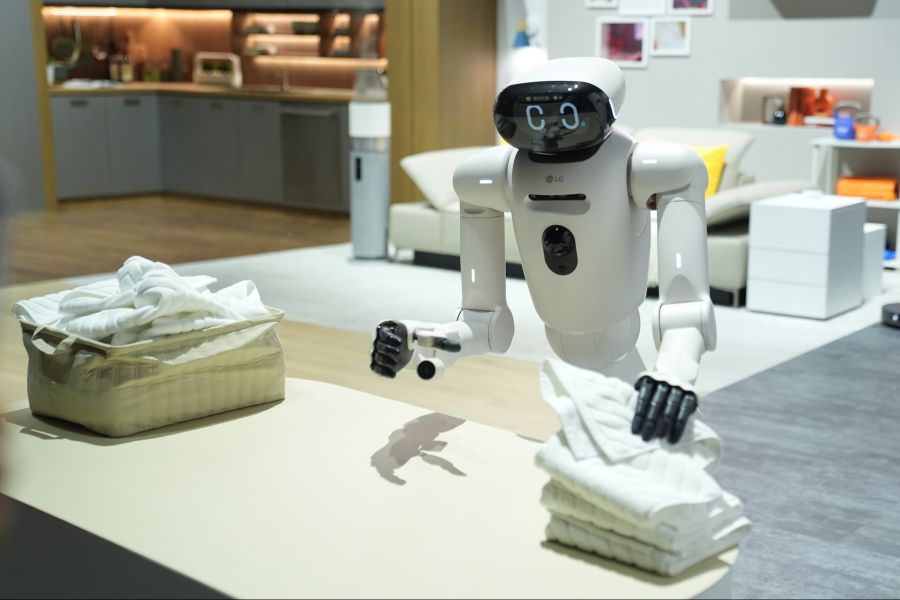 KI und Roboter würden die Produktivität massiv steigern, sodass jeder ein universales Einkommen erhalten werde.