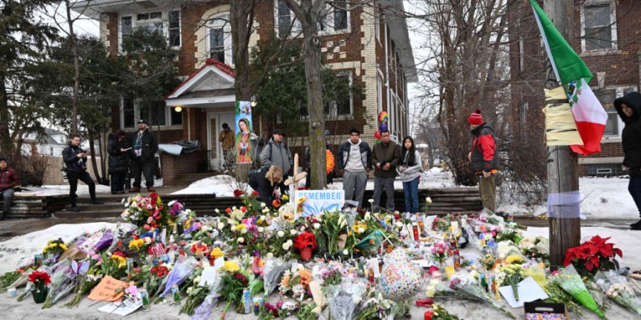 dpatopbilder - Menschen versammeln sich um eine behelfsmäßige Gedenkstätte zu Ehren des Opfers tödlicher Schüsse durch Bundespolizisten in der Nähe des Tatortes. Foto: Tom Baker/A...