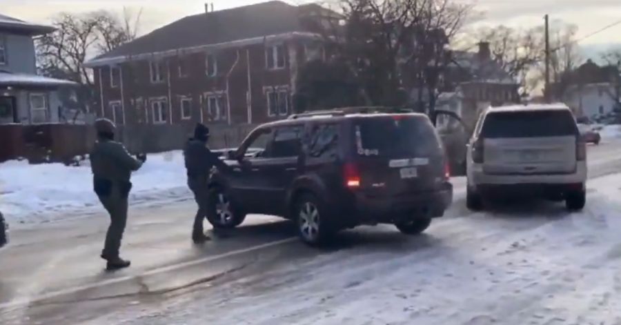 Ein Video des Vorfalls zeigt, wie ein ICE-Agent sich der Frau im Auto nähert.