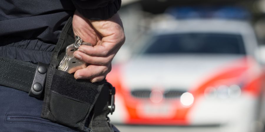 Die Kantonspolizei Graubünden ermittelte am Mittwochabend einen Mann, der einen Tankstellenshop überfallen hatte. (Symbolbild)