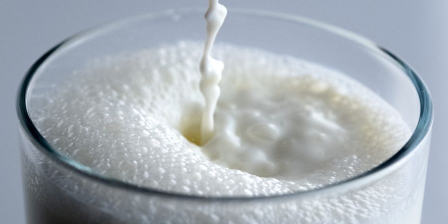 Ein Milchmonitoring bei Zürcher Milchviehbetrieben ergab in 11 Prozent der Proben erhöhte PFAS-Rückstände. (Symbolbild)