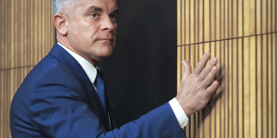 ARCHIV - Vladimir Plahotniuc, der Vorsitzende der Demokratischen Partei, verlässt nach einer Presseerklärung den Raum. Nach Jahren auf der Flucht ist der Oligarch Vladimir Plahotniuc ...