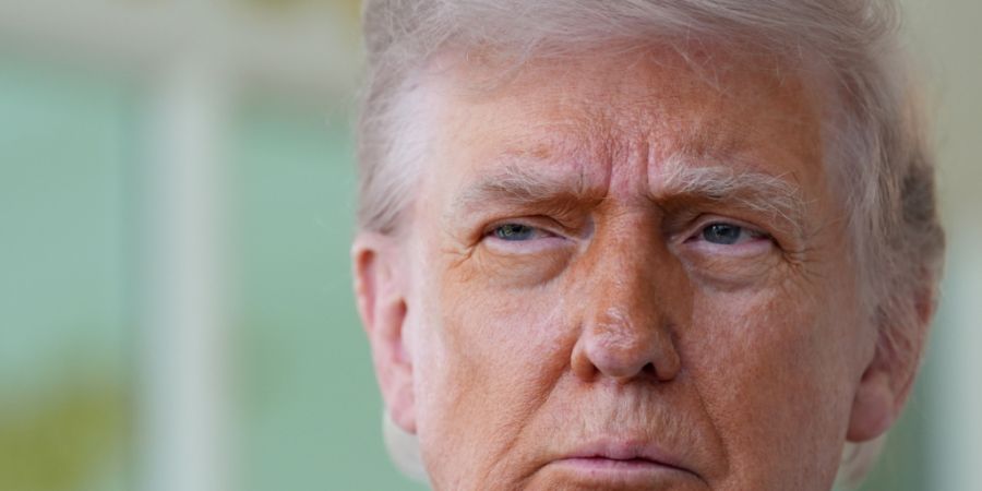 ARCHIV - US-Präsident Donald Trump spricht vor dem Oval Office des Weißen Hauses. Foto: Alex Brandon/AP/dpa