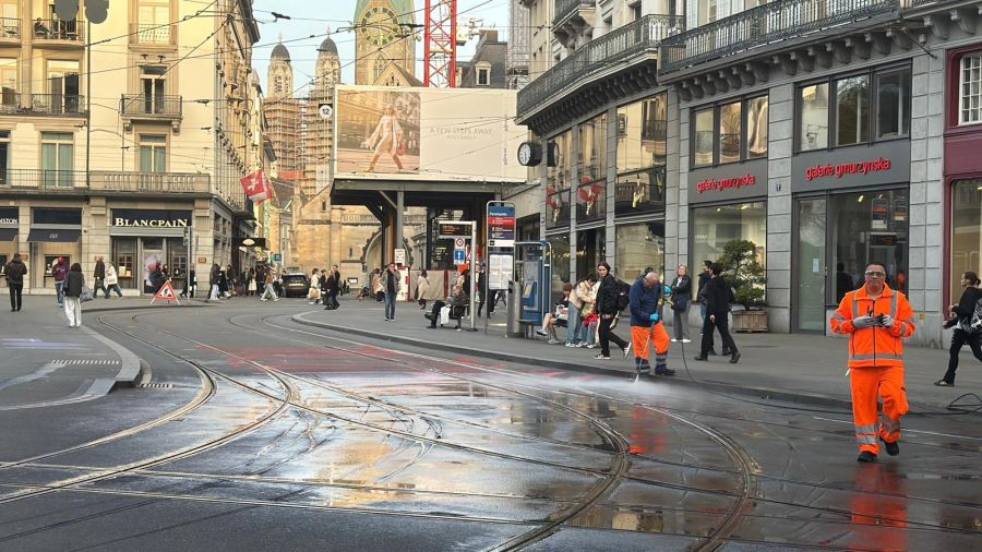 Hier wird rote Farbe bei der Tramshaltestelle am Paradeplatz geputzt.