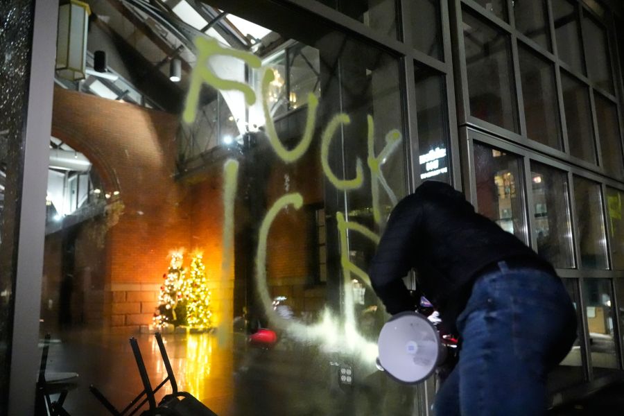 Sie besprühten Fassaden und Fenster.