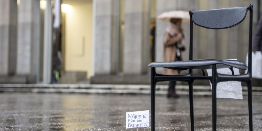 Mit einer Kunstinstallation vor dem Kunsthaus in Zürich verabschiedet sich die verurteilte Gemeinderätin Sanija Ameti (parteilos) aus der Öffentlichkeit.
