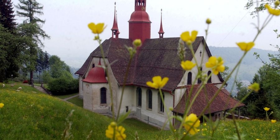 Aussenaufnahme der Wallfahrtskirche Hergiswald bei Kriens: Der Kaplaneibach unterhalb der Kirche soll besser gesichert werden. (Archivfoto)