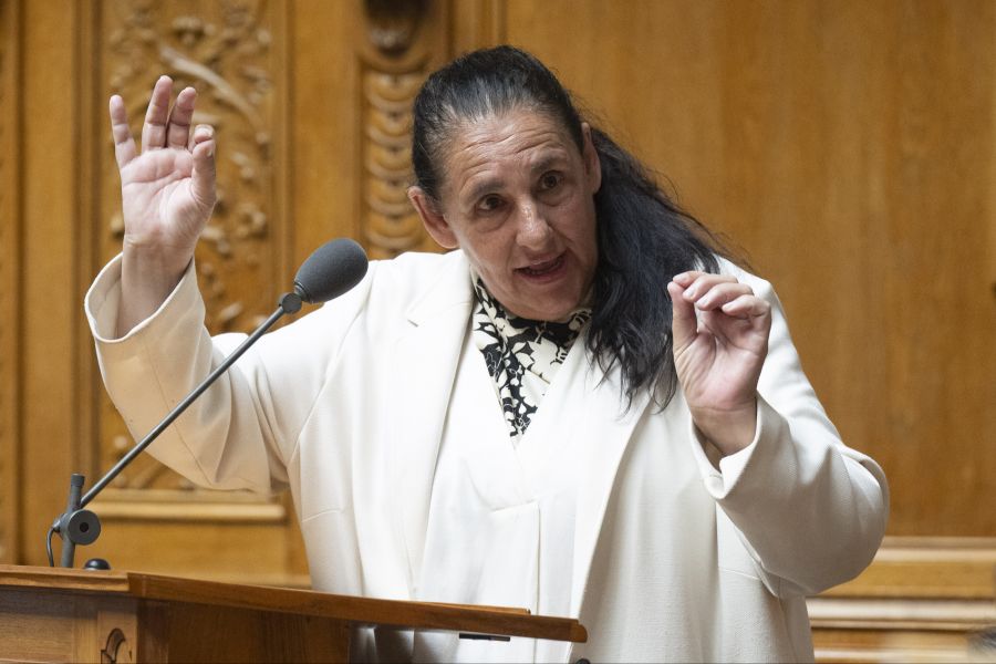 «Ich finde das ganz frech, wenn ihr einfach willkürlich statistische Resultate umdefiniert», sagt sie zu Dettling.