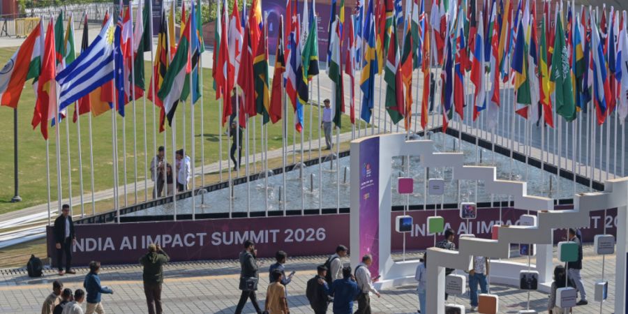 Delegierte treffen zum «AI Impact Summit» in Indien ein. Foto: Uncredited/AP/dpa