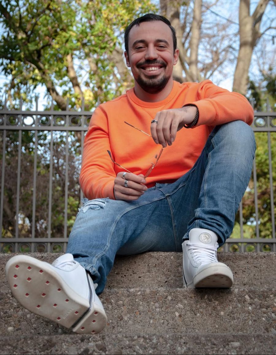 Comedian Zeki sucht mit einem Video zwei Personen, die einen Berner Hofladen ausgeplündert haben.