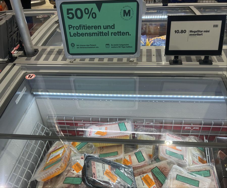 Über der Truhe stand gross «50%», doch manche Produkte in der Tiefkühltruhe der Filiale Oerlikon Neumarkt waren nur um rund 30 Prozent verbilligt.