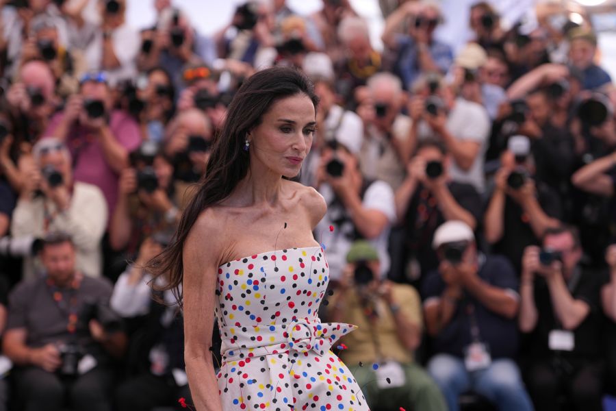 Neu sind die «Ozempic-Arme»: Die Haut an den Armen wirkt schlaff, faltig und gealtert. (Im Bild: Demi Moore)