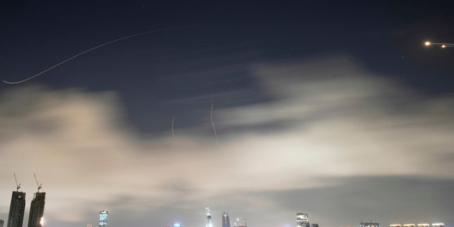 dpatopbilder - Ein israelisches Luftabwehrsystem feuert, um Raketen während eines iranischen Angriffs über Tel Aviv abzufangen. Foto: Ohad Zwigenberg/AP/dpa