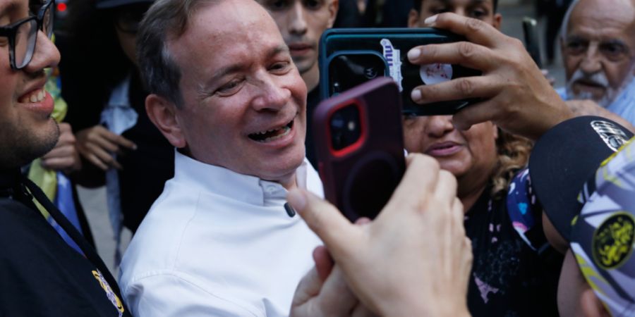 dpatopbilder - Oppositionsführer Juan Pablo Guanipa nimmt nach seiner Entlassung aus dem Gefängnis eine Videobotschaft an seine Anhänger auf. Foto: Cristian Hernandez/AP/dpa
