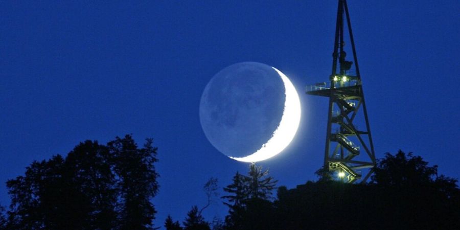 Normalerweise erscheint die Mondsichel bei zunehmendem Mond rechts. Heute soll sie liegend wie ein Schiffchen zu sehen sein. (Archivbild)