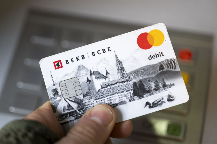 Wer im Ausland mit Debitkarte bezahlt, kommt günstig weg.