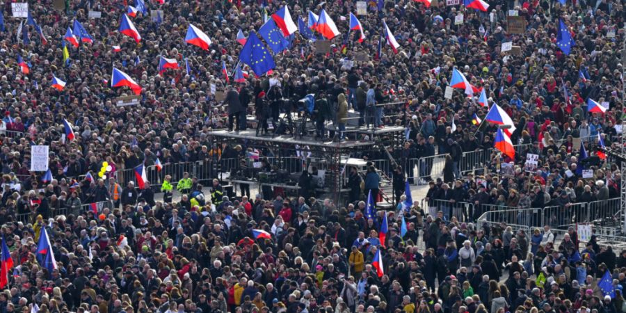 Großkundgebung in Prag. Foto: ·ulová Kateøina/CTK/dpa