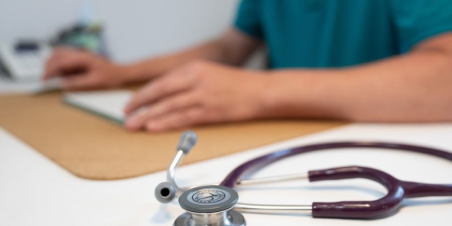 Die Strafuntersuchung gegen eine Ärztin und einen Arzt ist abgeschlossen. Nun liegt der Fall beim Kantonsgericht. (Symbolbild)