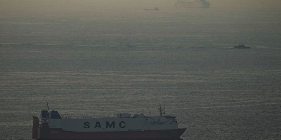 Die Strasse von Hormuz gilt als die wichtigste Ölhandelsroute der Welt: Frachtschiffe fahren im Arabischen Golf in Richtung der Meerenge südlich des Irans. (Archivbild).