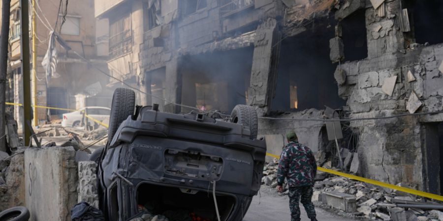 Ein Mann in Uniform prüft die Schäden eines israelischen Luftangriffs auf ein Gebäude im Zentrum der Stadt. Foto: Hussein Malla/AP/dpa