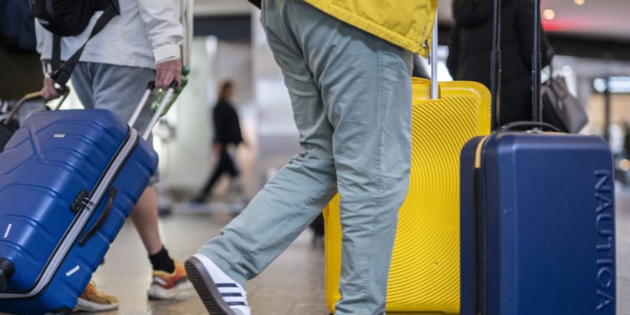 Laut dem Bundesamt für Statistik sanken im Januar im Vergleich zum Vormonat unter anderem die Preise für Elektrizität, Parahotellerie und Luftverkehr. (Archivbild)