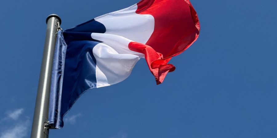 ARCHIV - Die Frankreich-Flagge, auch Trikolore genannt, weht in der Pariser Innenstadt vor blauem Himmel. Foto: Rachel Sommer/dpa (Archivbild)