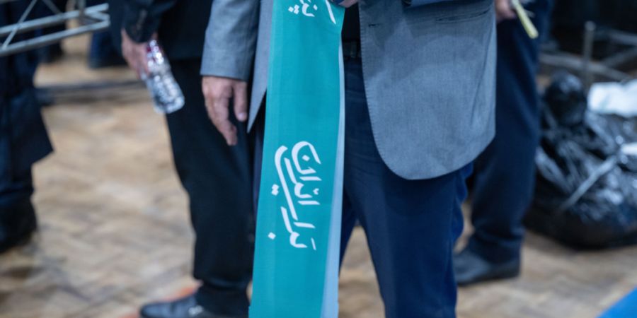 ARCHIV - Ein Anhänger des Reformlagers im Iran bei einer Wahlkampfveranstaltung. Foto: Arne Immanuel Bänsch/dpa