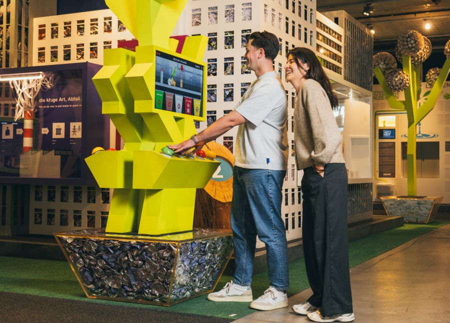 30 Mitarbeitende setzen sich in der Umwelt Arena Spreitenbach für Nachhaltigkeit ein.