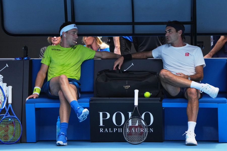 Das Training mit der Weltnummer 13 Casper Ruud lässt sowohl Federer als auch der Norweger ruhig angehen.