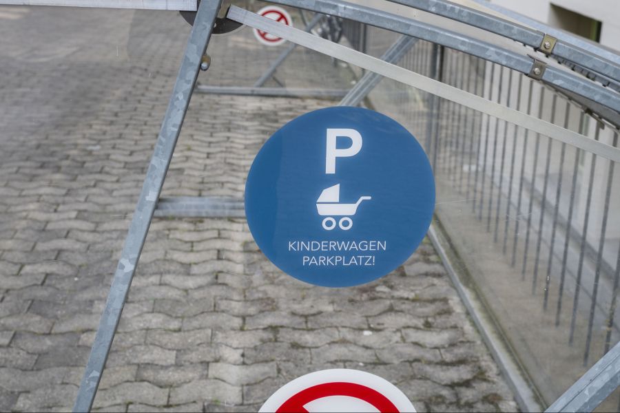 Kinderwagen im öffentlichen Raum sind oft ein Diskussionsthema. An gewissen Orten gibt es spezielle Parkplätze dafür.